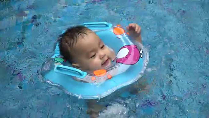 婴儿通过穿着学会在游泳池游泳
