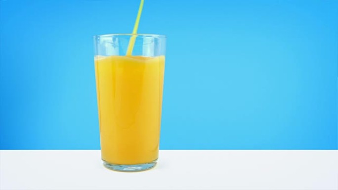 橙汁倒入玻璃杯中倒果汁橙汁饮料水果果汁