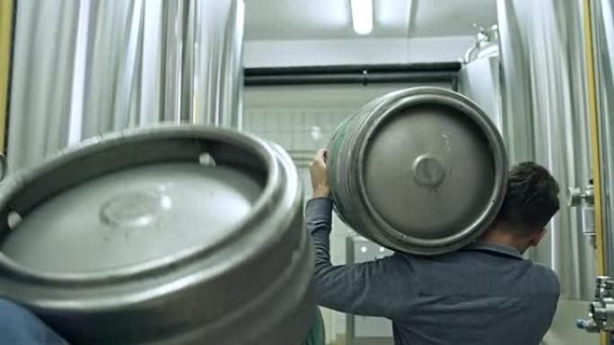 啤酒厂工人携带啤酒桶