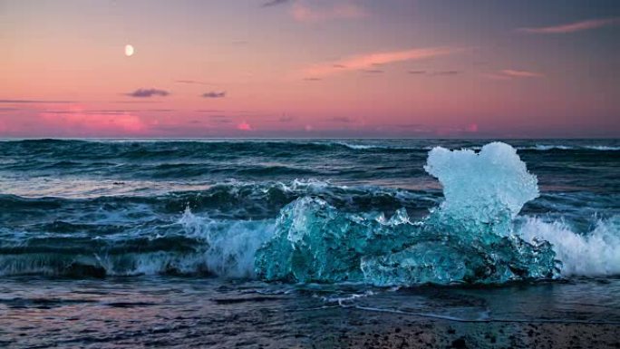 冰岛Jokulsarlon的冰滩上的冰与水浪