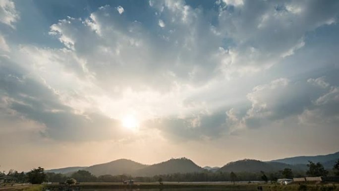 日落时分，五彩缤纷的天空和云，(4K UHD)