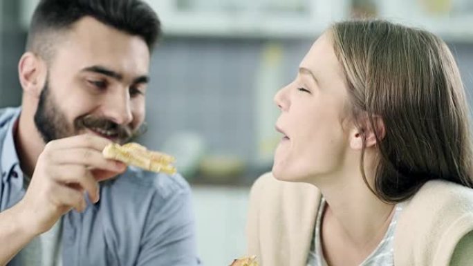 年轻夫妇吃披萨投喂食材热恋之中挑逗调情