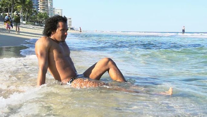 HD SUPER SLOW MO：性感男人在佛罗里达海滩放松