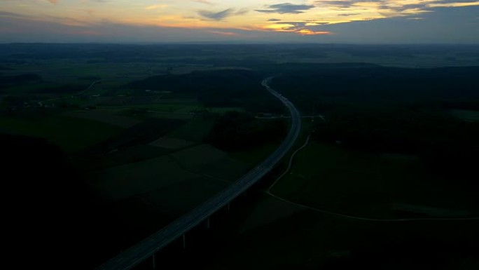 黄昏时分高速公路高架桥上的空中交通