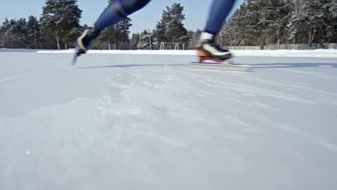 速滑运动员在溜冰场上练习