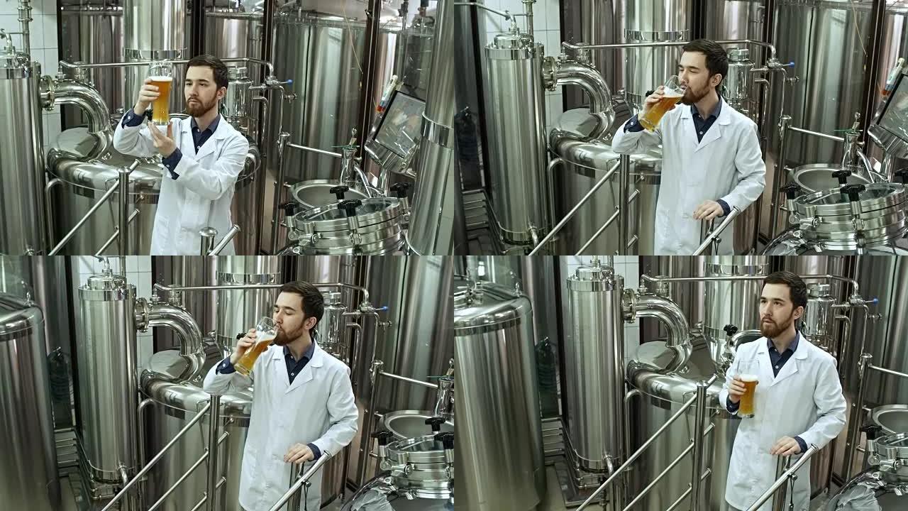 啤酒厂工人品尝新鲜啤酒