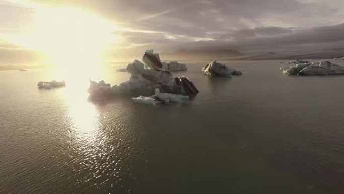 日落时泻湖中的空中冰山