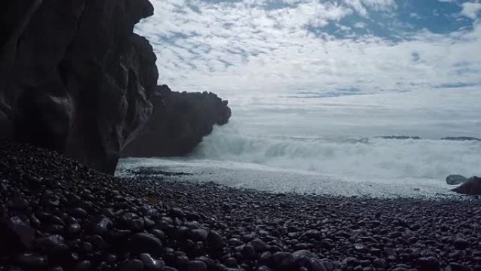 冰岛海岸线。黑色，岩石海滩