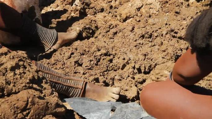 CU Ovahimba妇女揉捏土壤