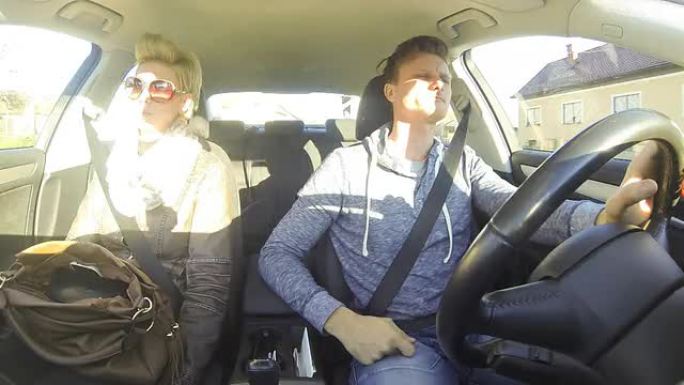 HD TIME-LAPSE:情侣在车里