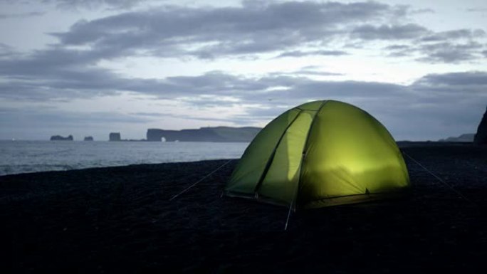 野生海滩上的绿色帐篷。