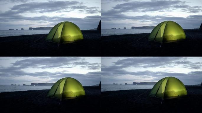 野生海滩上的绿色帐篷。