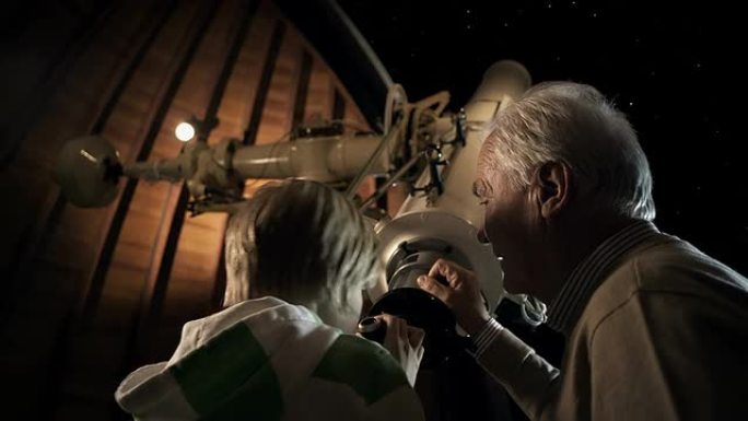 祖父和孙子在天文台