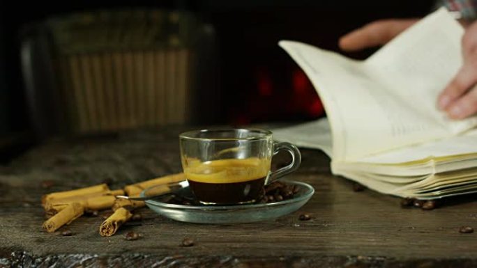 木制背景上一杯意大利咖啡的俯视图，咖啡豆要研磨。优质咖啡仍然热气腾腾。