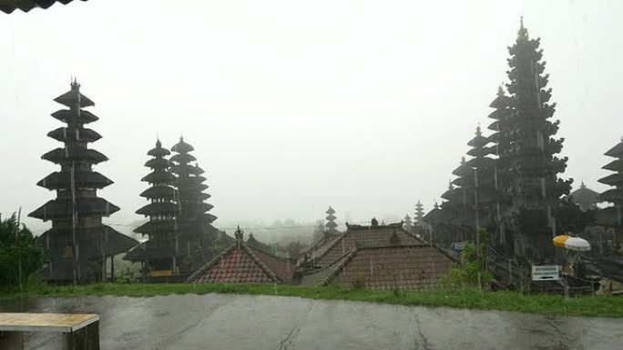 WS巴厘岛寺庙Pura Besakih在风暴中