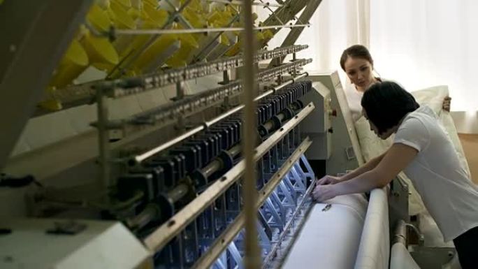 在纺织厂工作的妇女