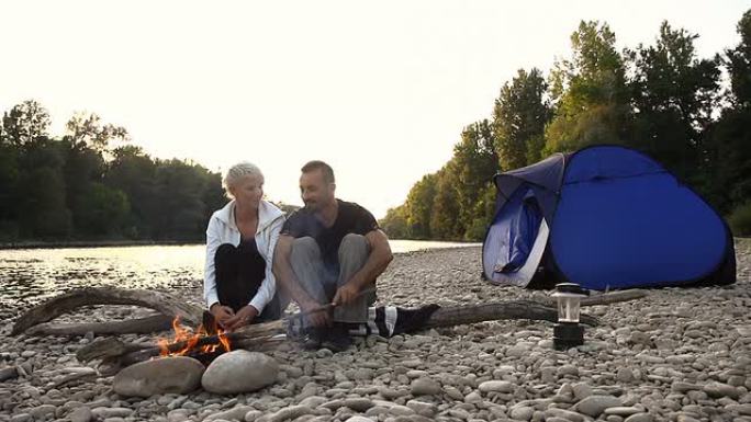 HD DOLLY：河边露营的情侣
