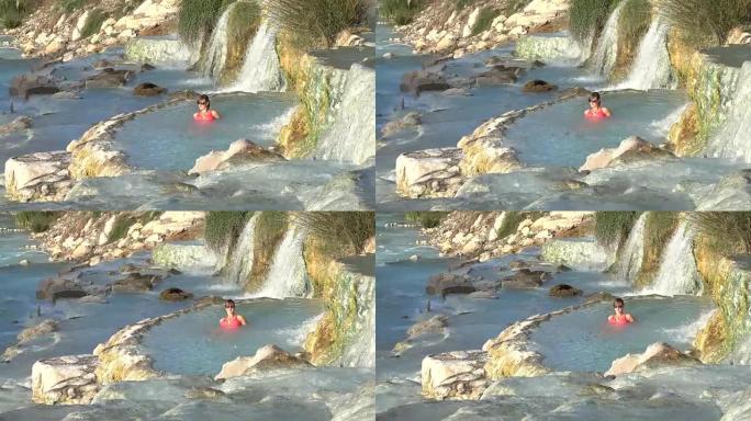 年轻的女性游客在意大利的温泉里享受放松的热水澡。