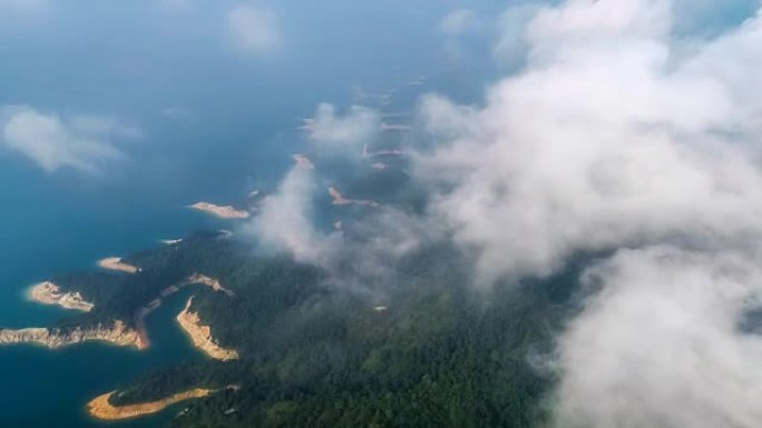 雾中岛屿的鸟瞰图水面余晖海上搜索滚滚云浪