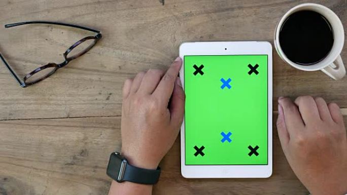 使用绿色屏幕的数字平板电脑的上图，垂直