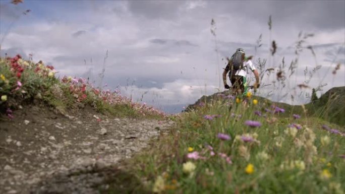 山地自行车手在小径上行驶