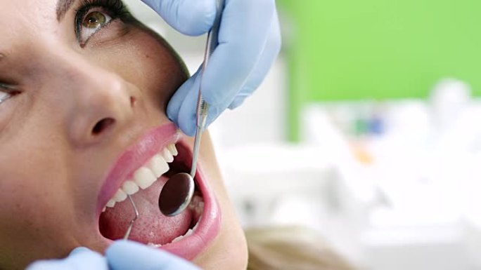 牙医的年轻女子洁白大牙整齐门牙飘落大牙