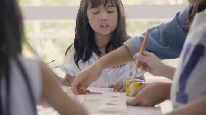 绘画班的亚洲学童美术兴趣班