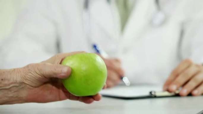 医生给病人吃青苹果。