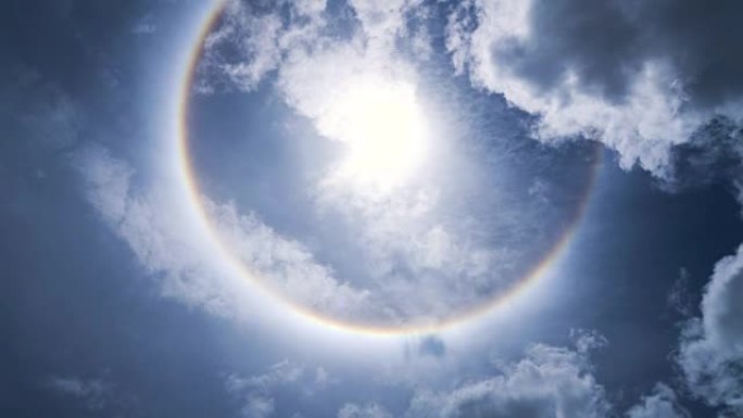 太阳光晕和蓝天。延时穿云阴天浮云清云白云