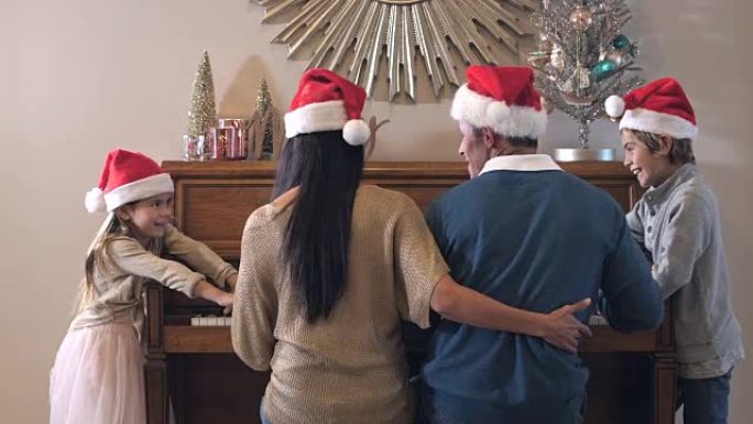 跨种族家庭在圣诞节弹钢琴