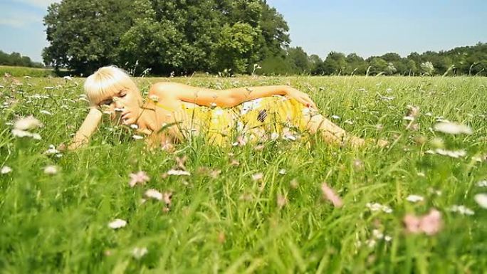 HD DOLLY：睡在微风草地上的女人