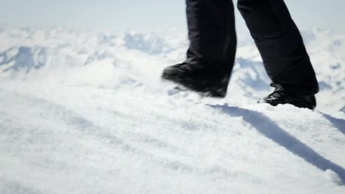 登山者在山上的雪地上行走