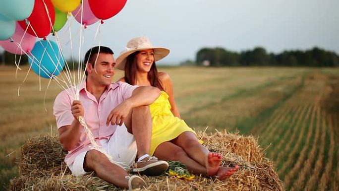 一对幸福的情侣，气球藏着什么。