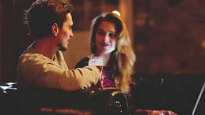 DS年轻夫妇在酒吧使用笔记本电脑