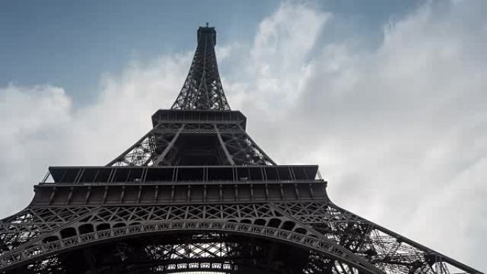 法国巴黎的埃菲尔铁塔，带有云景和阳光