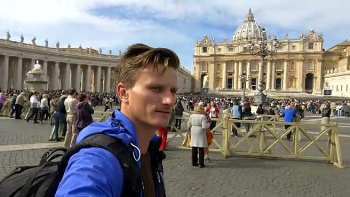 男子在梵蒂冈的圣彼得广场上自拍照