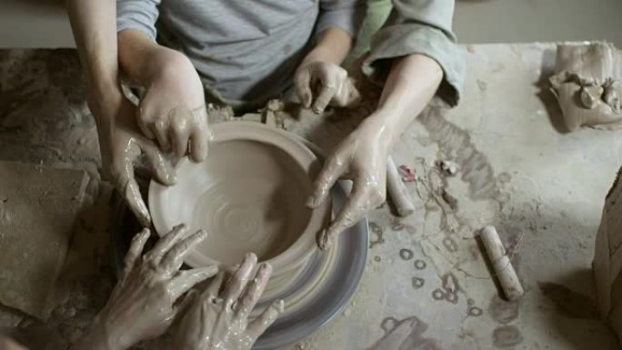 陶轮上家庭成型粘土的电影图