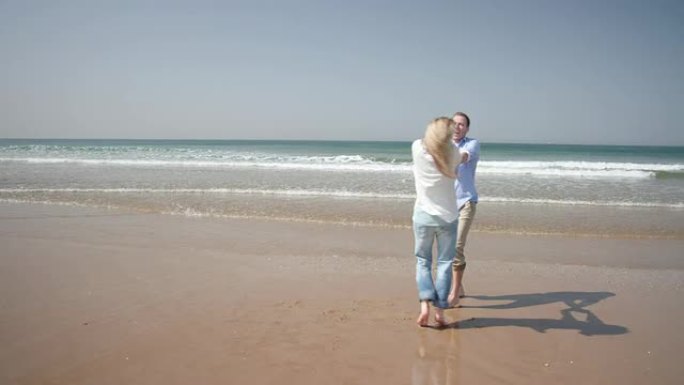 海滩上的情侣大自然外国情侣沙滩