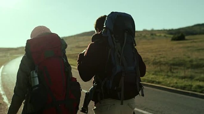 搭便车者搭便车者外国人情侣背包客旅行