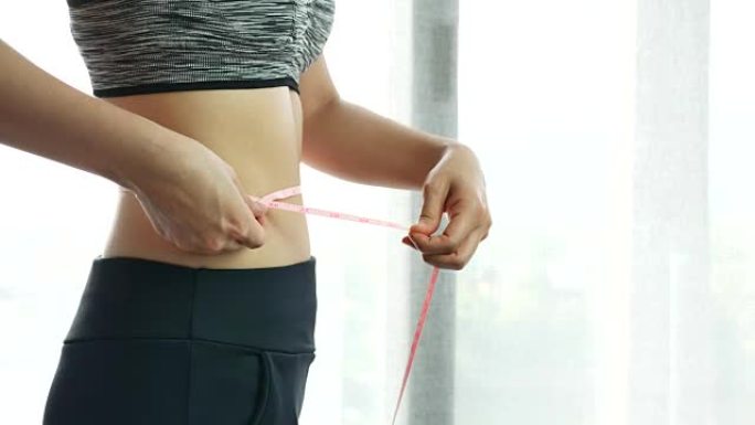 女人测量腰部美女量腰围三围体格腰部锻炼