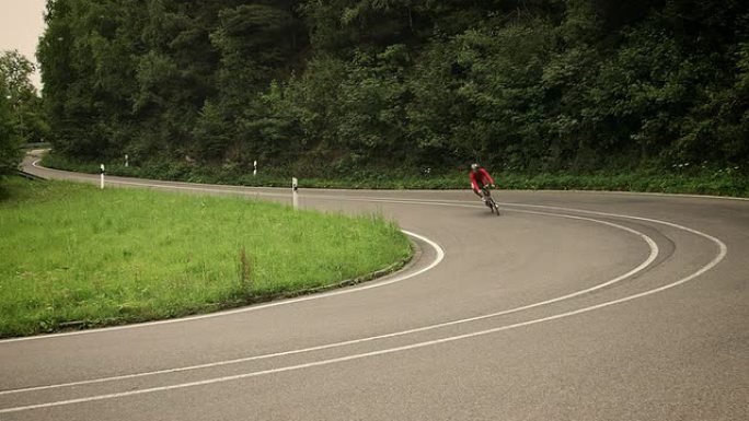 骑赛车的人自行车赛道训练压弯拐弯