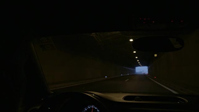 SLO MO女人开车穿过隧道