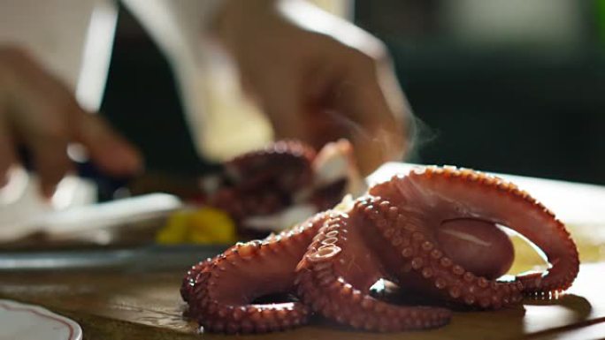 章鱼在用传统的意大利食谱烹饪时在水中轻轻冒泡