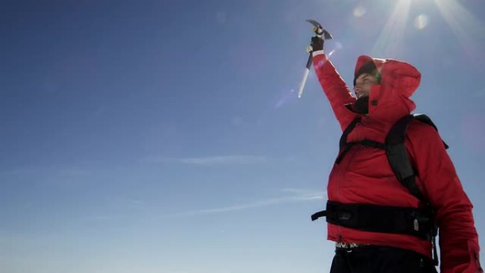 登山者在白雪覆盖的山上欢呼