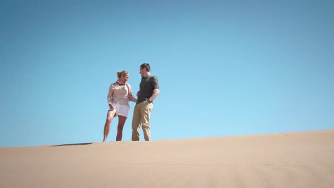 沙漠中的情侣情侣奔跑沙漠