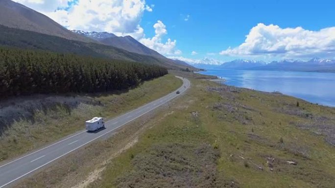 空中拍摄湖泊和道路上的山脉