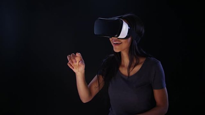 使用虚拟现实眼镜的女人。探索和挑选元素