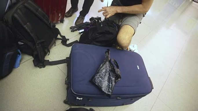 男子在机场重新收拾行李