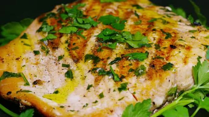 在烤架上煮熟的金枪鱼牛排的框架，加上香料，使鱼具有风味。概念: 钓鱼，美食，餐厅，口味和口味，饮食和