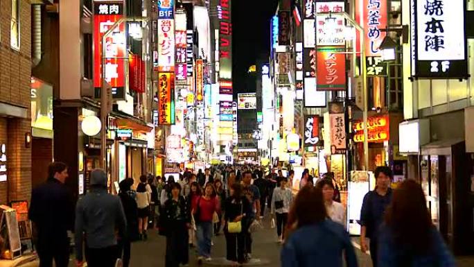 在日本东京，晚上在歌舞伎町上散步的人群